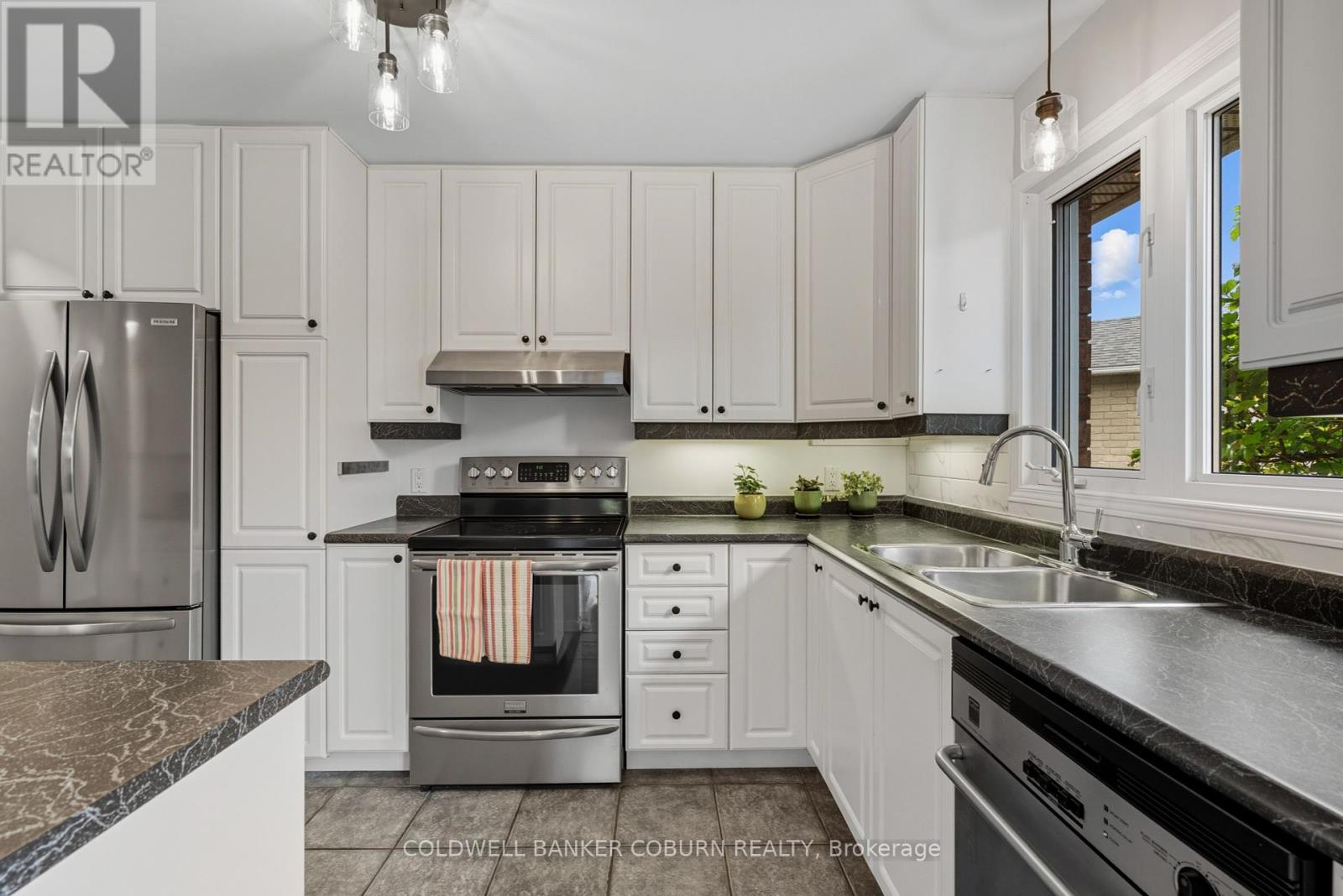 72 Dr Gordon Crescent, North Grenville, Ontario  K0G 1J0 - Photo 6 - X12431233