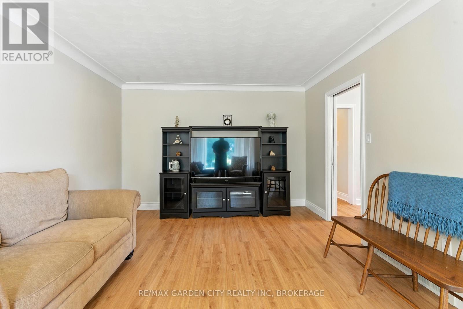 28 Faye Crescent, St. Catharines (Lakeport), Ontario  L2N 1N7 - Photo 10 - X12431235