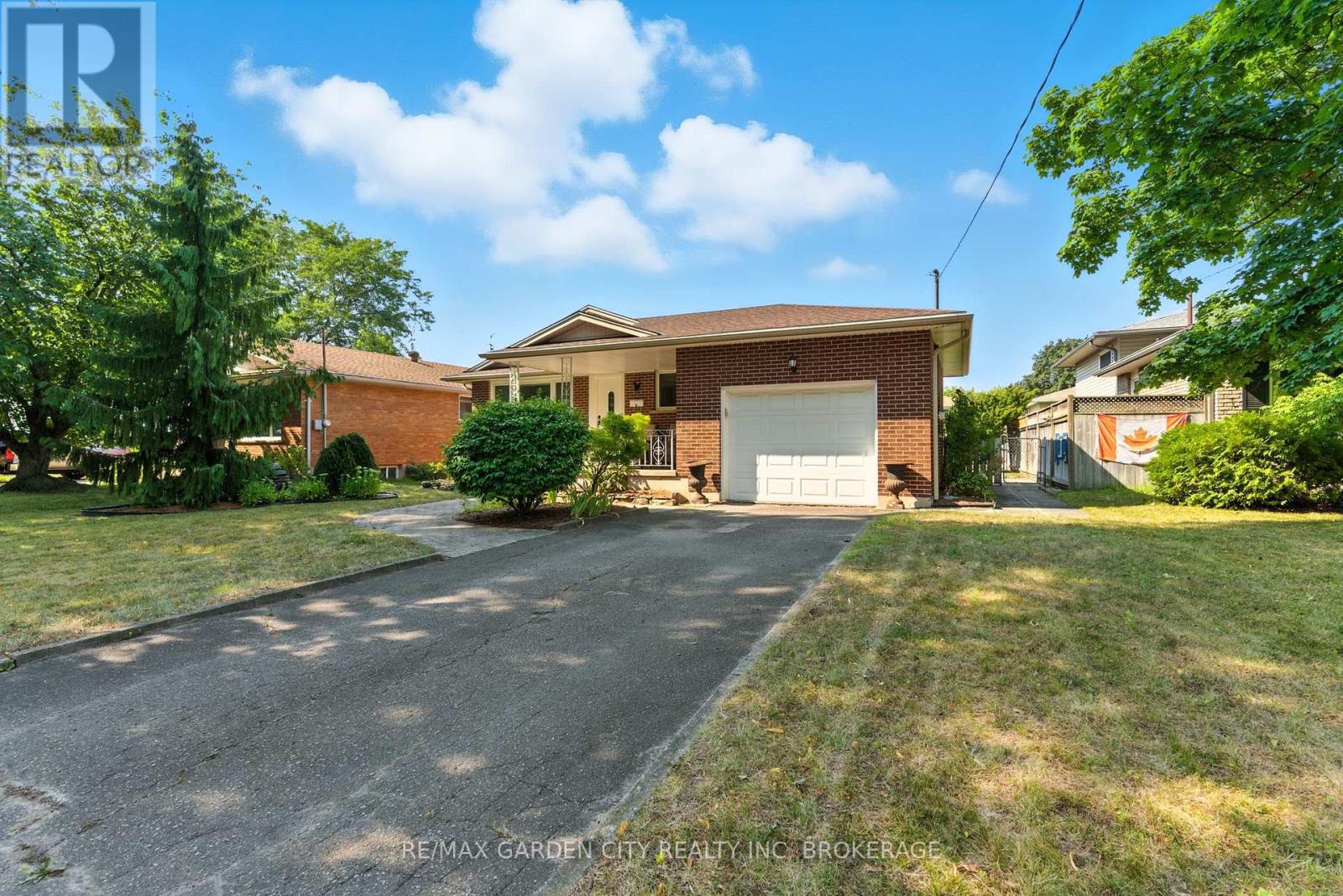 28 Faye Crescent, St. Catharines (Lakeport), Ontario  L2N 1N7 - Photo 2 - X12431235