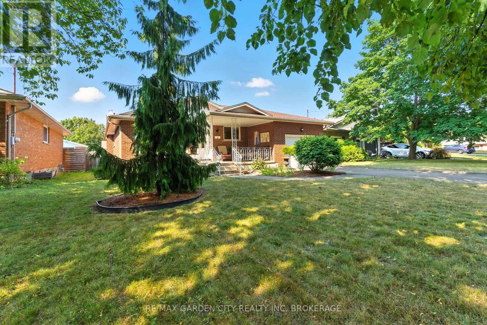 28 Faye Crescent, St. Catharines (Lakeport), Ontario  L2N 1N7 - Photo 3 - X12431235