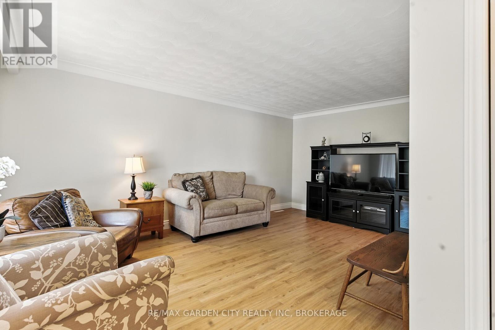 28 Faye Crescent, St. Catharines (Lakeport), Ontario  L2N 1N7 - Photo 6 - X12431235