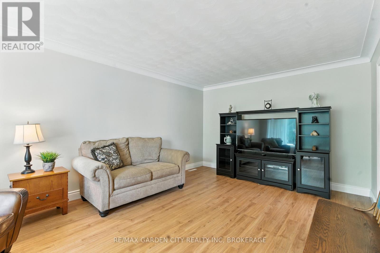 28 Faye Crescent, St. Catharines (Lakeport), Ontario  L2N 1N7 - Photo 7 - X12431235