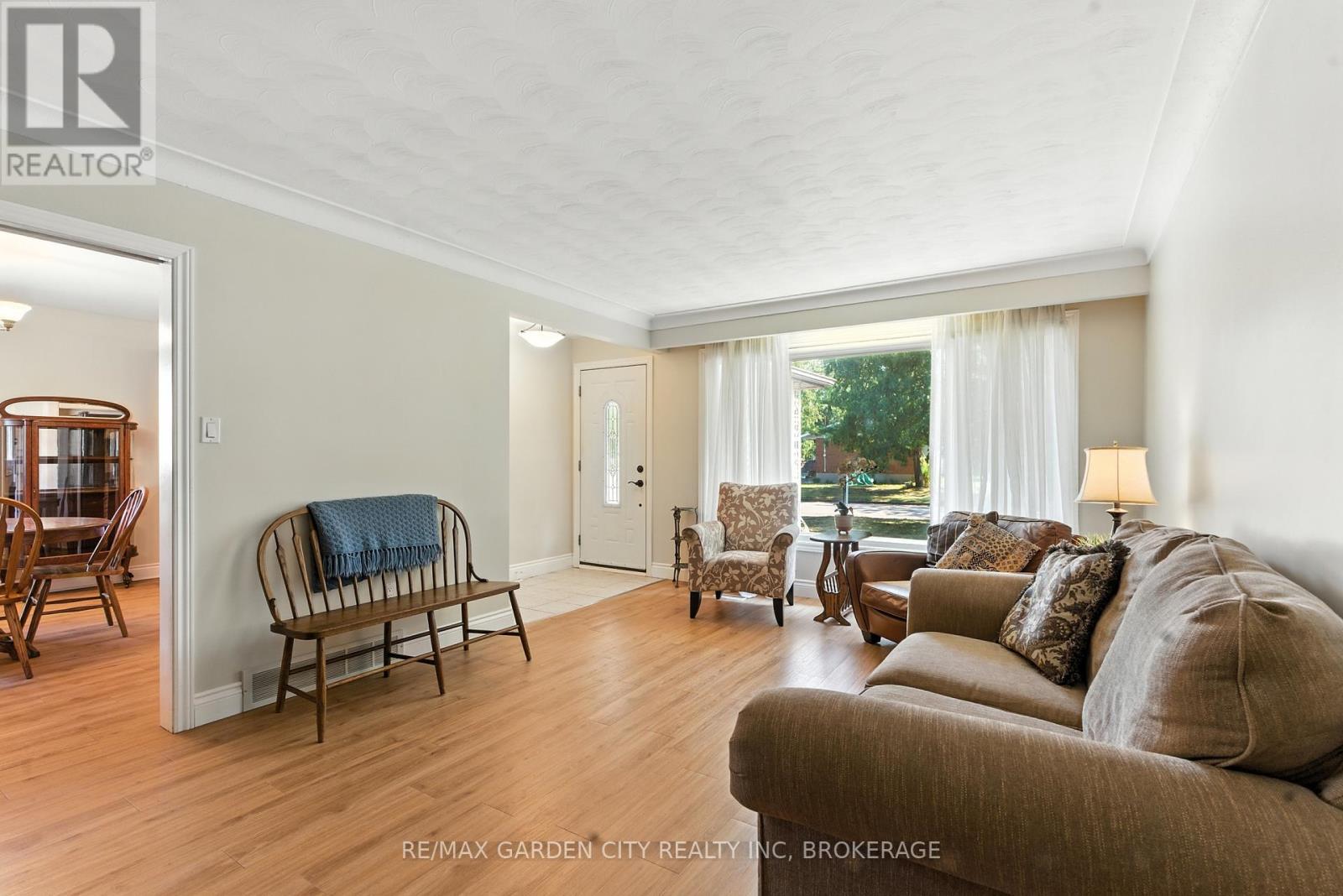 28 Faye Crescent, St. Catharines (Lakeport), Ontario  L2N 1N7 - Photo 8 - X12431235