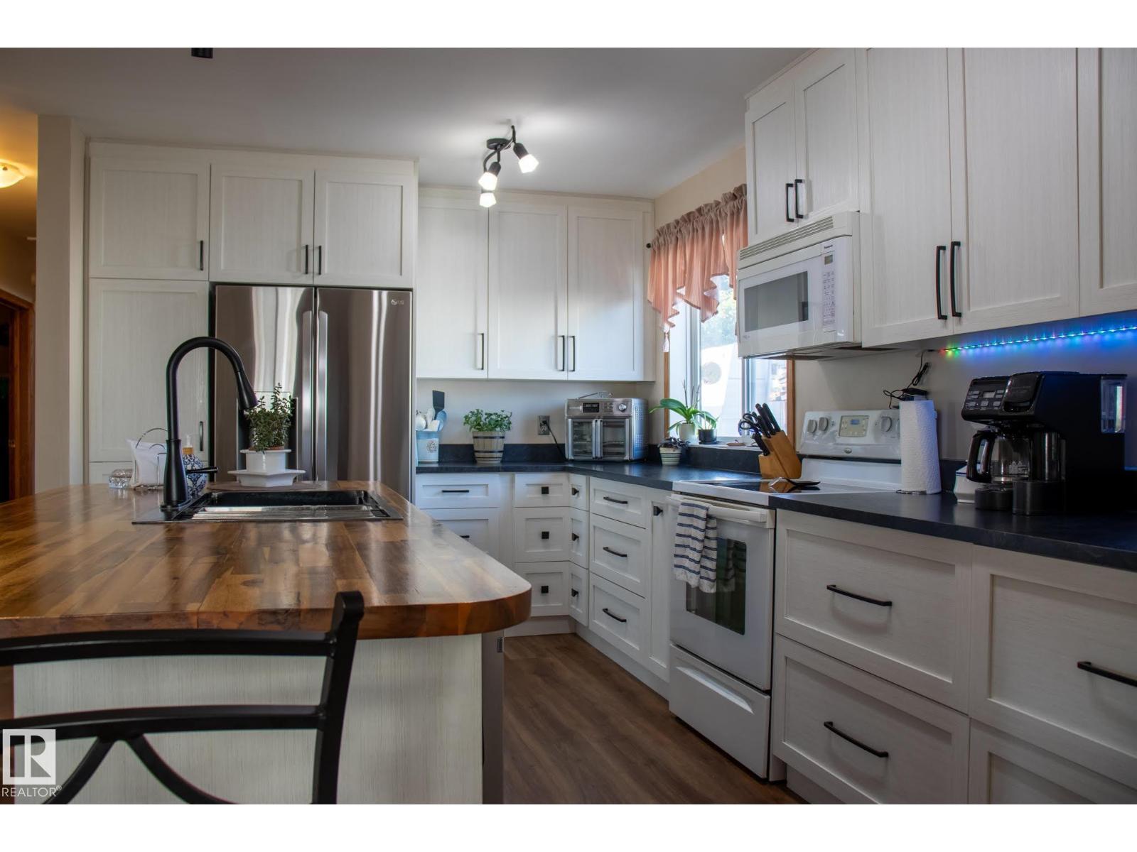16050 95 Av Nw, Edmonton, Alberta  T5P 0A7 - Photo 3 - E4455291