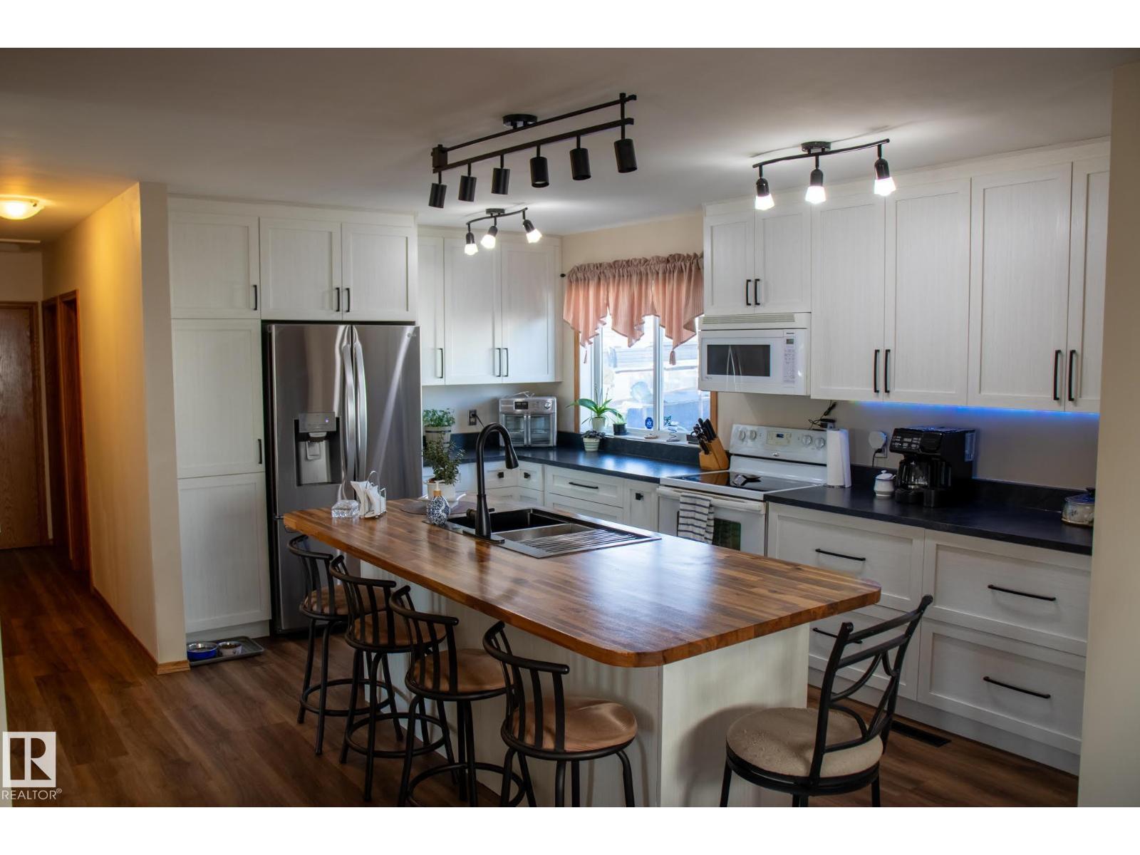 16050 95 Av Nw, Edmonton, Alberta  T5P 0A7 - Photo 2 - E4455291