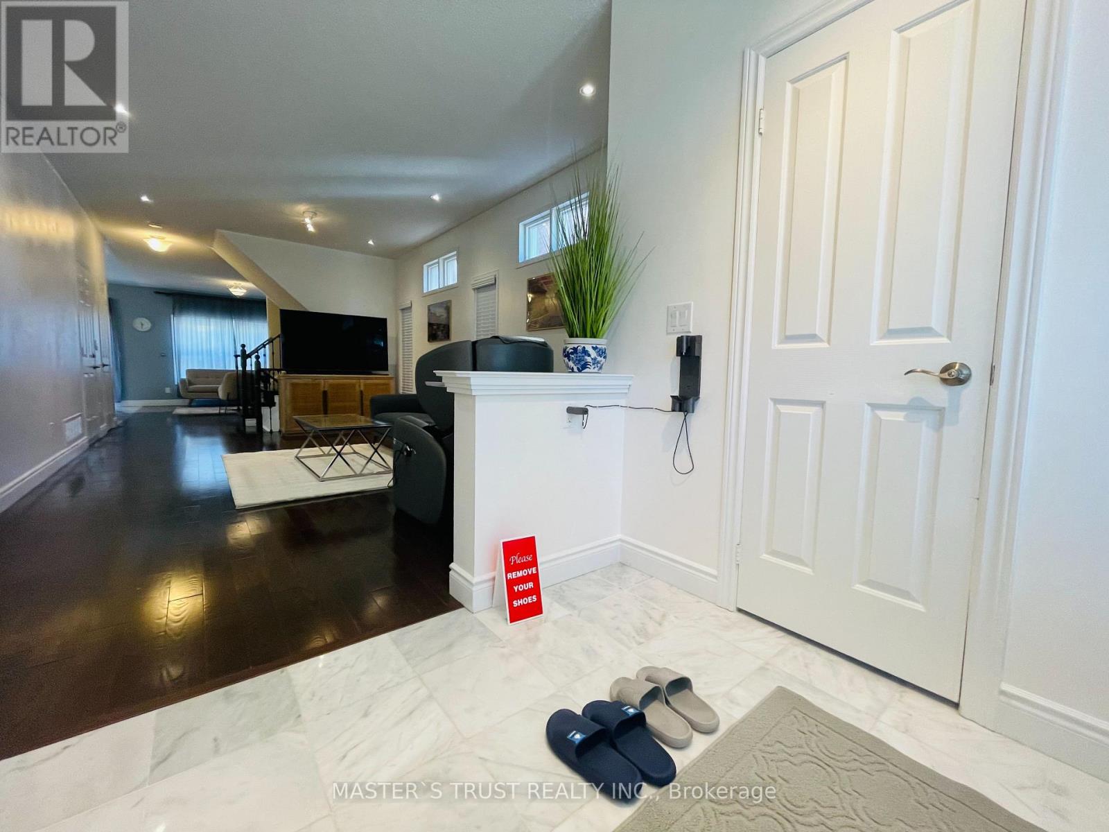 418 The Bridle Walk, Markham, Ontario  L6C 2M5 - Photo 4 - N12431259