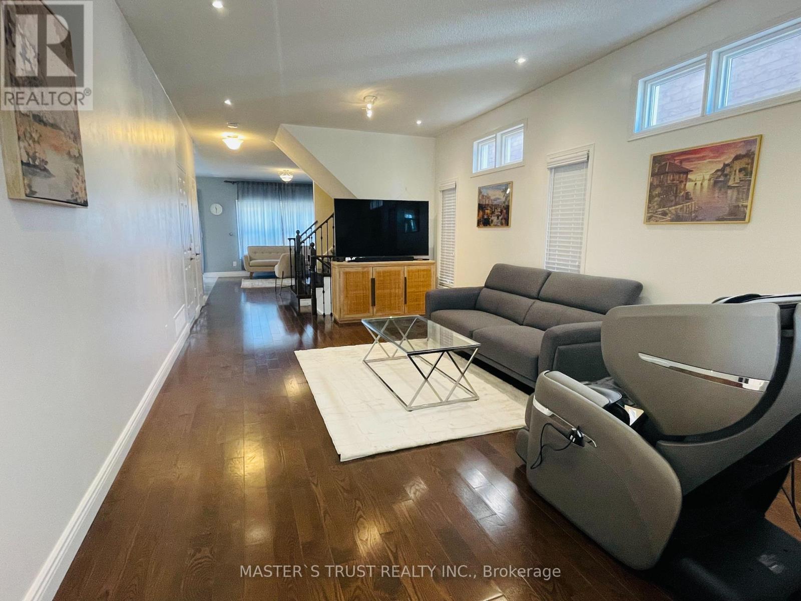 418 The Bridle Walk, Markham, Ontario  L6C 2M5 - Photo 5 - N12431259