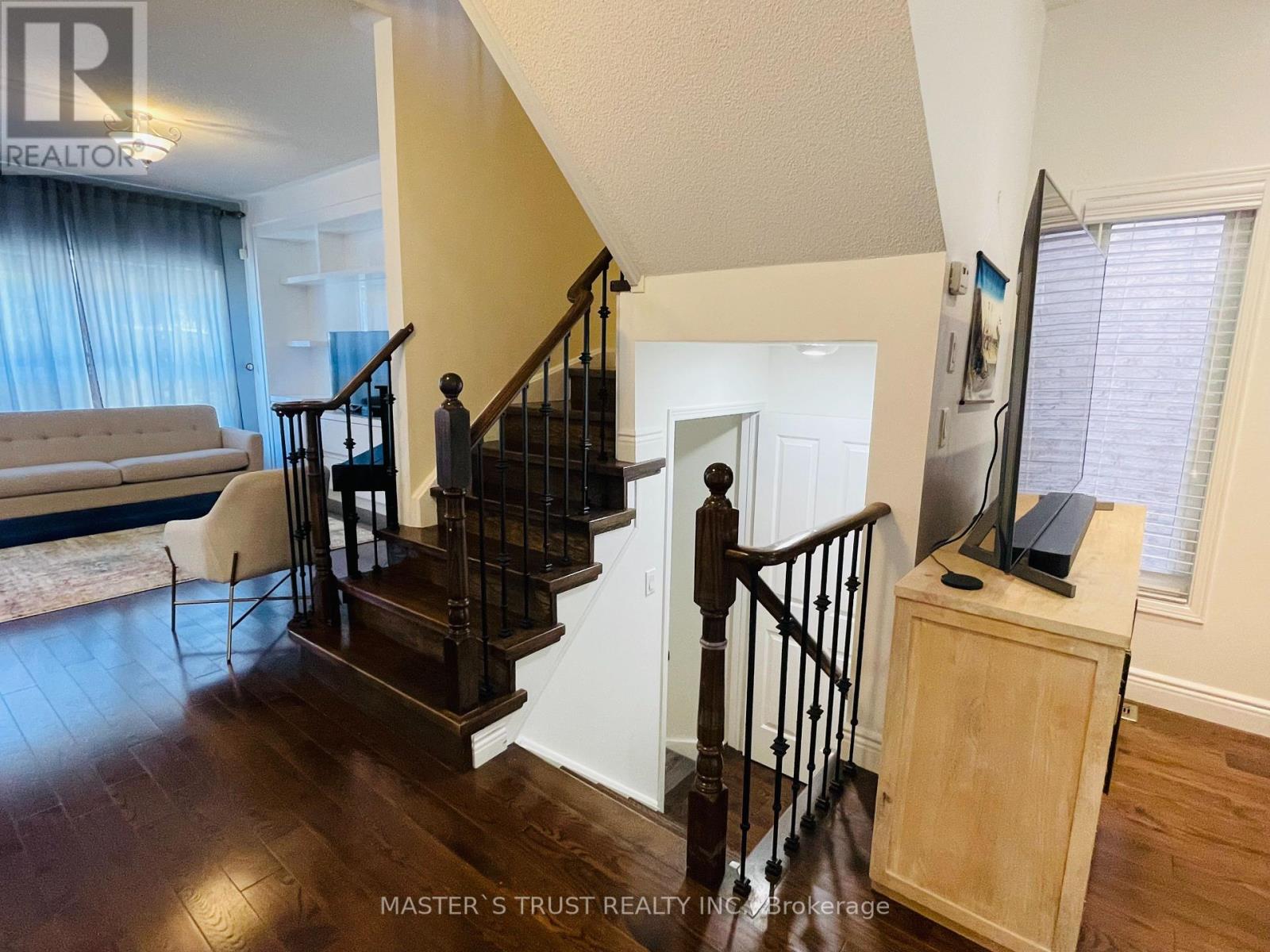 418 The Bridle Walk, Markham, Ontario  L6C 2M5 - Photo 9 - N12431259
