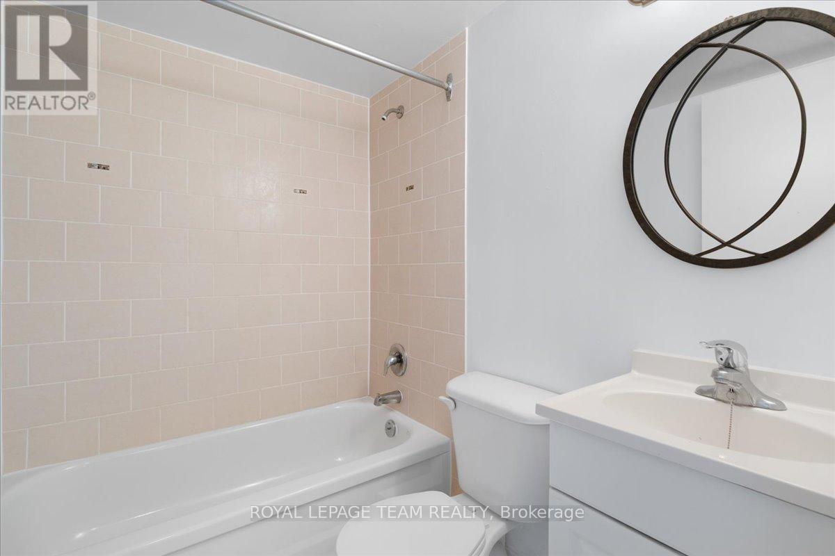 20 Pottruff Road N, Hamilton (Kentley), Ontario  L8H 2M1 - Photo 12 - X12431284
