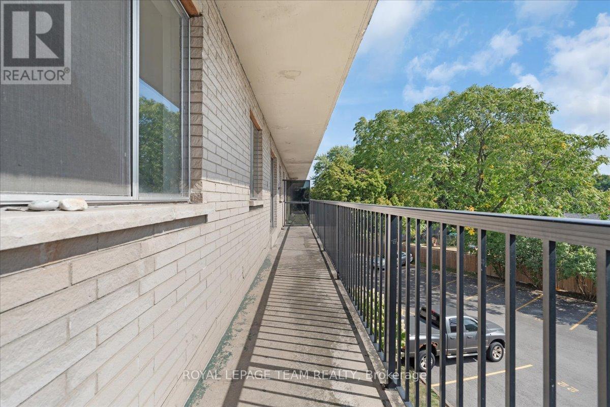 20 Pottruff Road N, Hamilton (Kentley), Ontario  L8H 2M1 - Photo 15 - X12431284