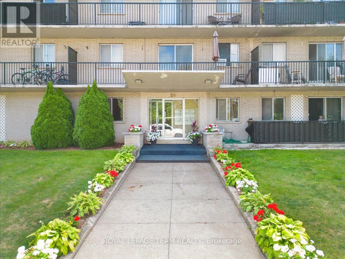 20 Pottruff Road N, Hamilton (Kentley), Ontario  L8H 2M1 - Photo 2 - X12431284