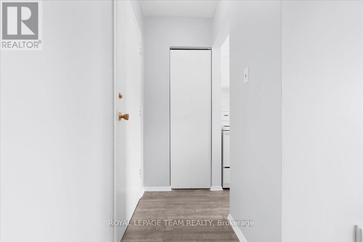 20 Pottruff Road N, Hamilton (Kentley), Ontario  L8H 2M1 - Photo 3 - X12431284
