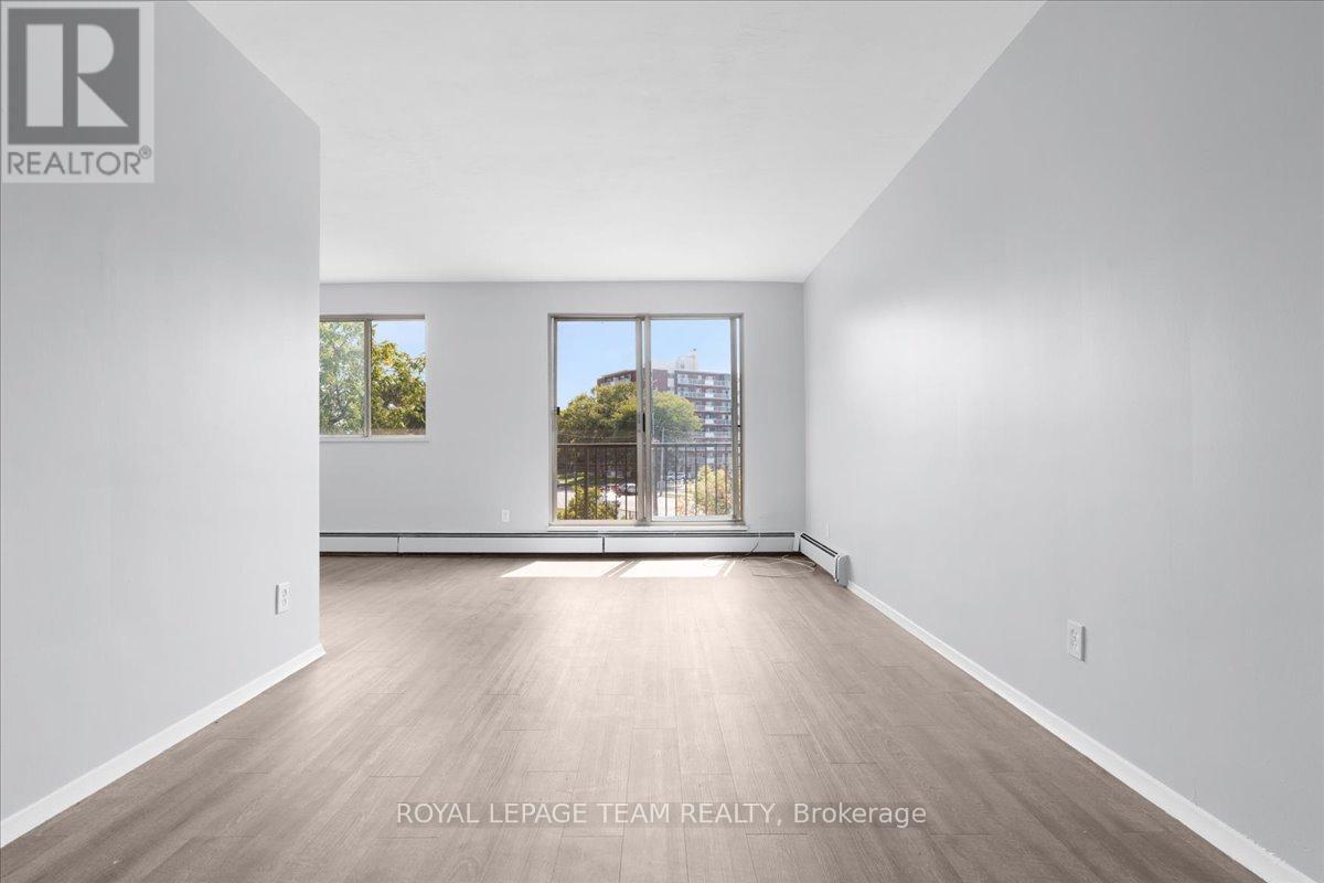 20 Pottruff Road N, Hamilton (Kentley), Ontario  L8H 2M1 - Photo 4 - X12431284
