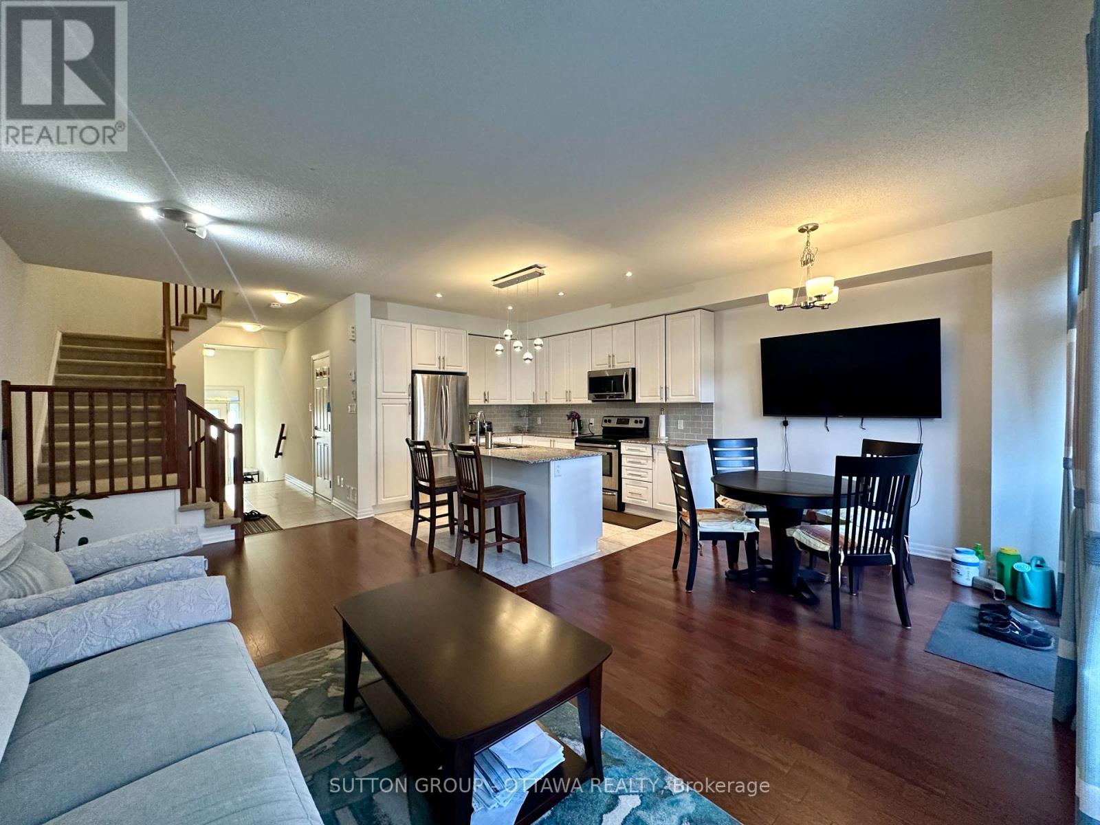 118 Overberg Way, Ottawa, Ontario  K2S 0V9 - Photo 11 - X12431317