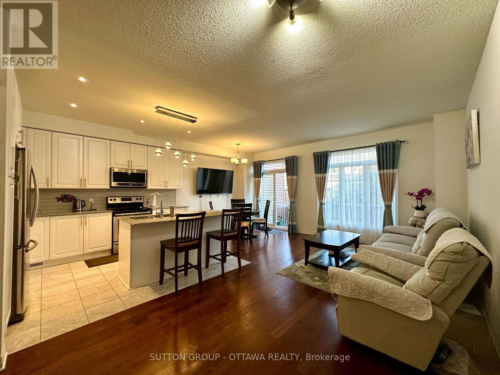 118 Overberg Way, Ottawa, Ontario  K2S 0V9 - Photo 12 - X12431317