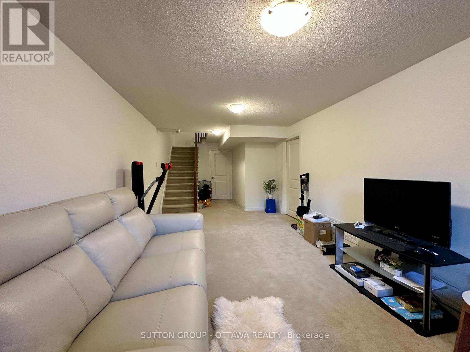 118 Overberg Way, Ottawa, Ontario  K2S 0V9 - Photo 24 - X12431317