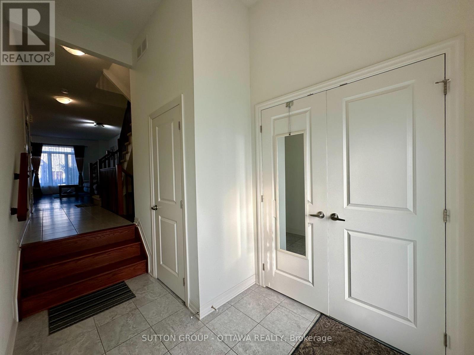 118 Overberg Way, Ottawa, Ontario  K2S 0V9 - Photo 3 - X12431317