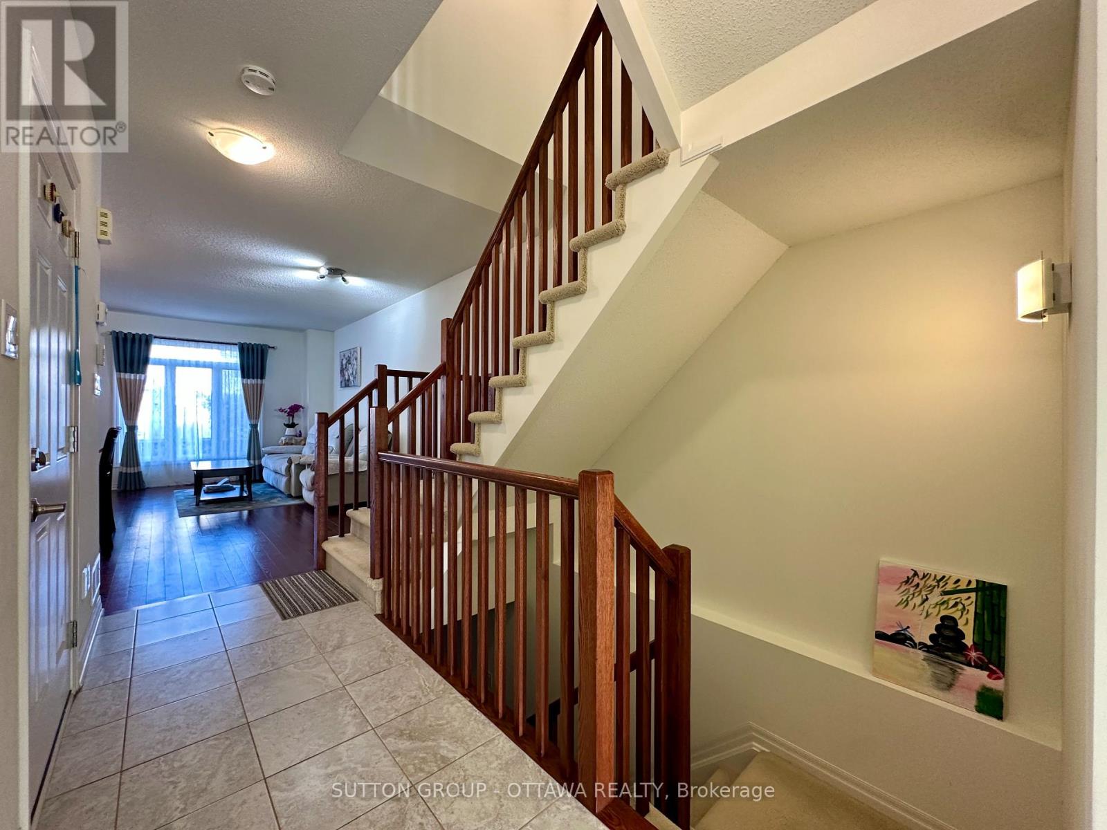 118 Overberg Way, Ottawa, Ontario  K2S 0V9 - Photo 4 - X12431317