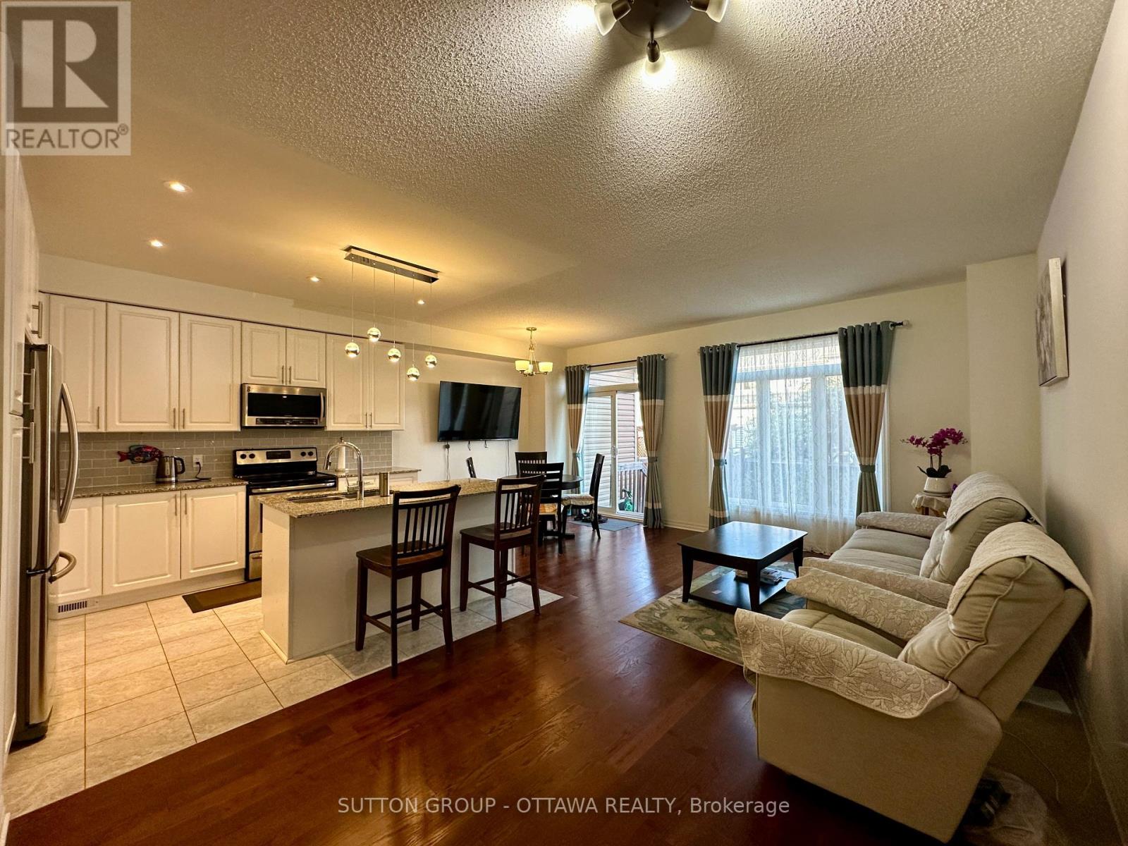 118 Overberg Way, Ottawa, Ontario  K2S 0V9 - Photo 5 - X12431317