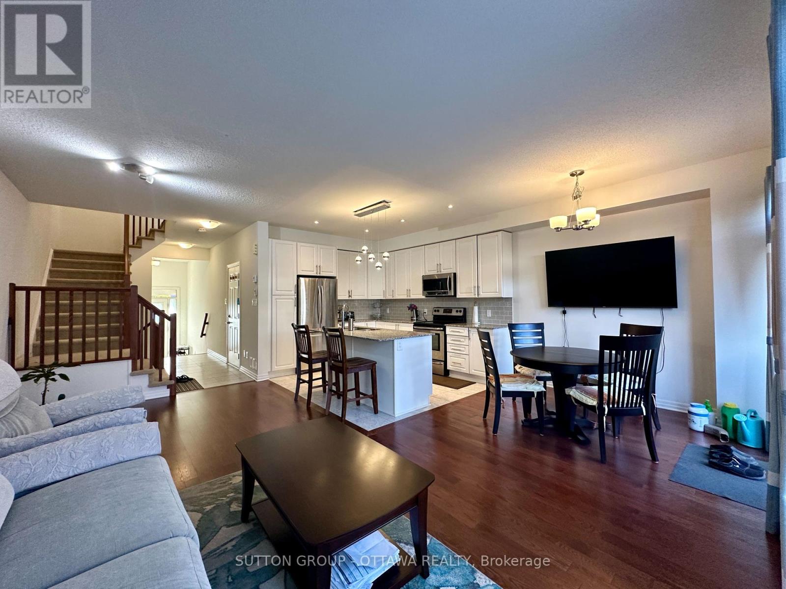 118 Overberg Way, Ottawa, Ontario  K2S 0V9 - Photo 6 - X12431317