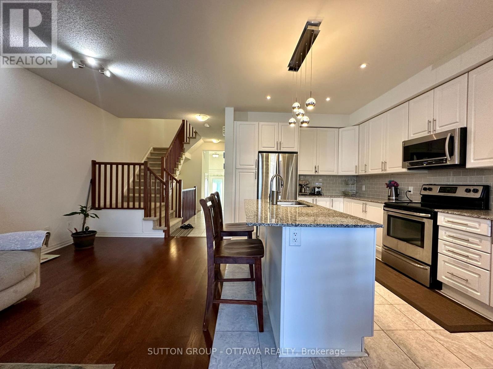 118 Overberg Way, Ottawa, Ontario  K2S 0V9 - Photo 7 - X12431317
