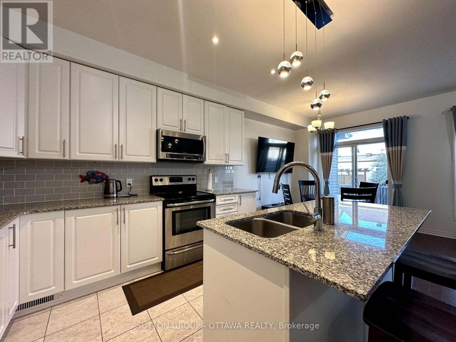 118 Overberg Way, Ottawa, Ontario  K2S 0V9 - Photo 8 - X12431317