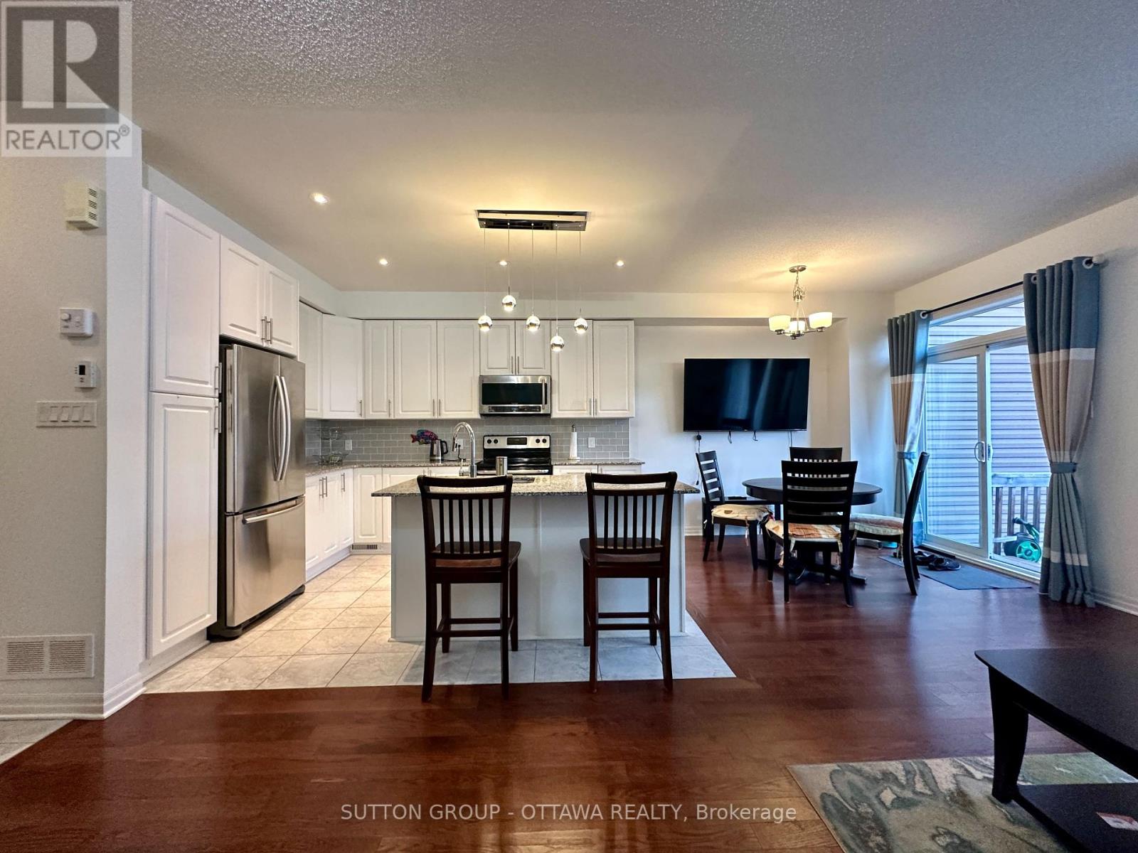 118 Overberg Way, Ottawa, Ontario  K2S 0V9 - Photo 9 - X12431317