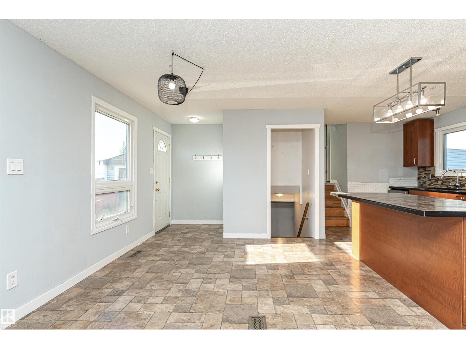 9009 102 Av, Morinville, Alberta  T8R 1B5 - Photo 11 - E4459925