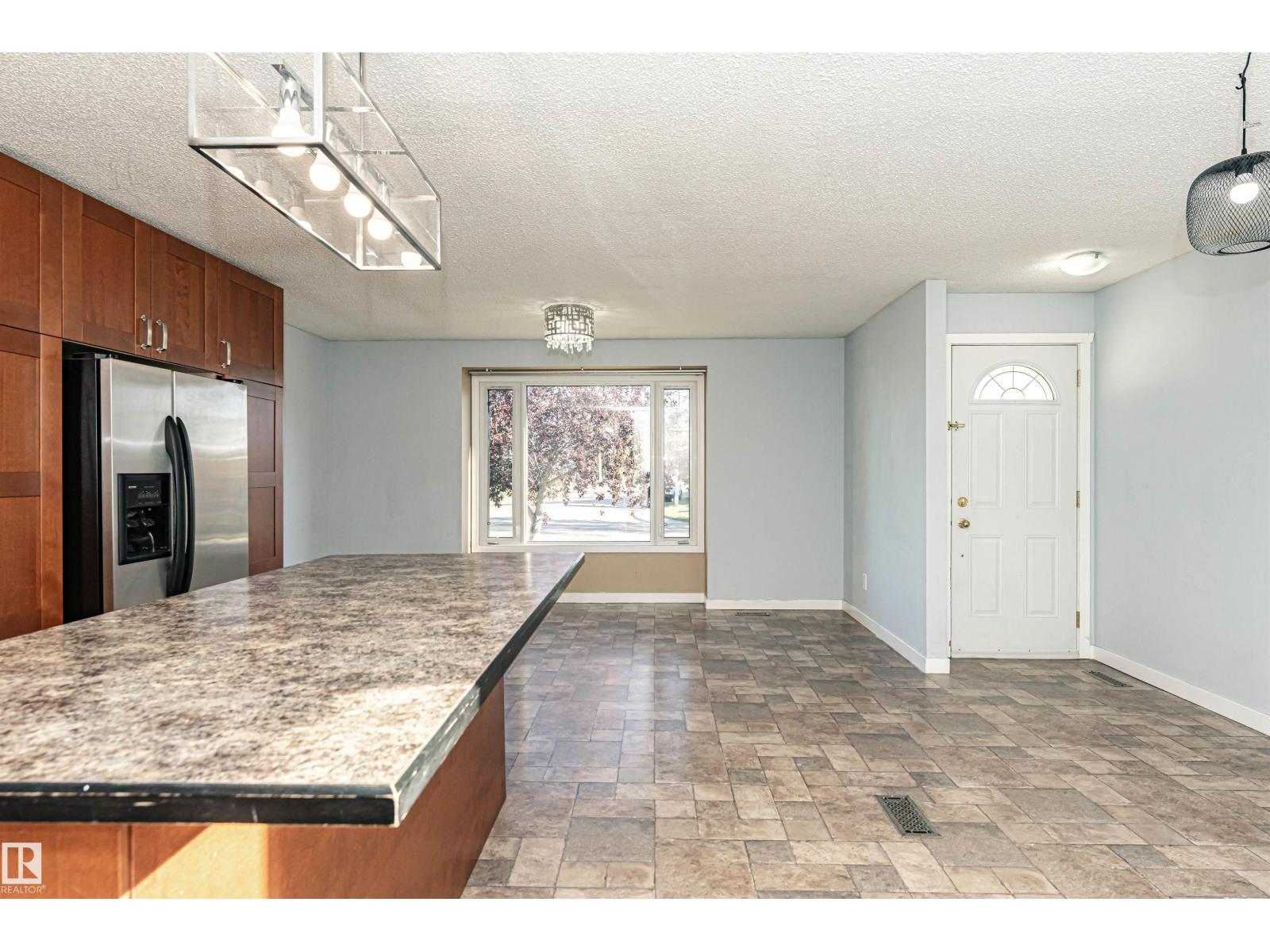 9009 102 Av, Morinville, Alberta  T8R 1B5 - Photo 12 - E4459925