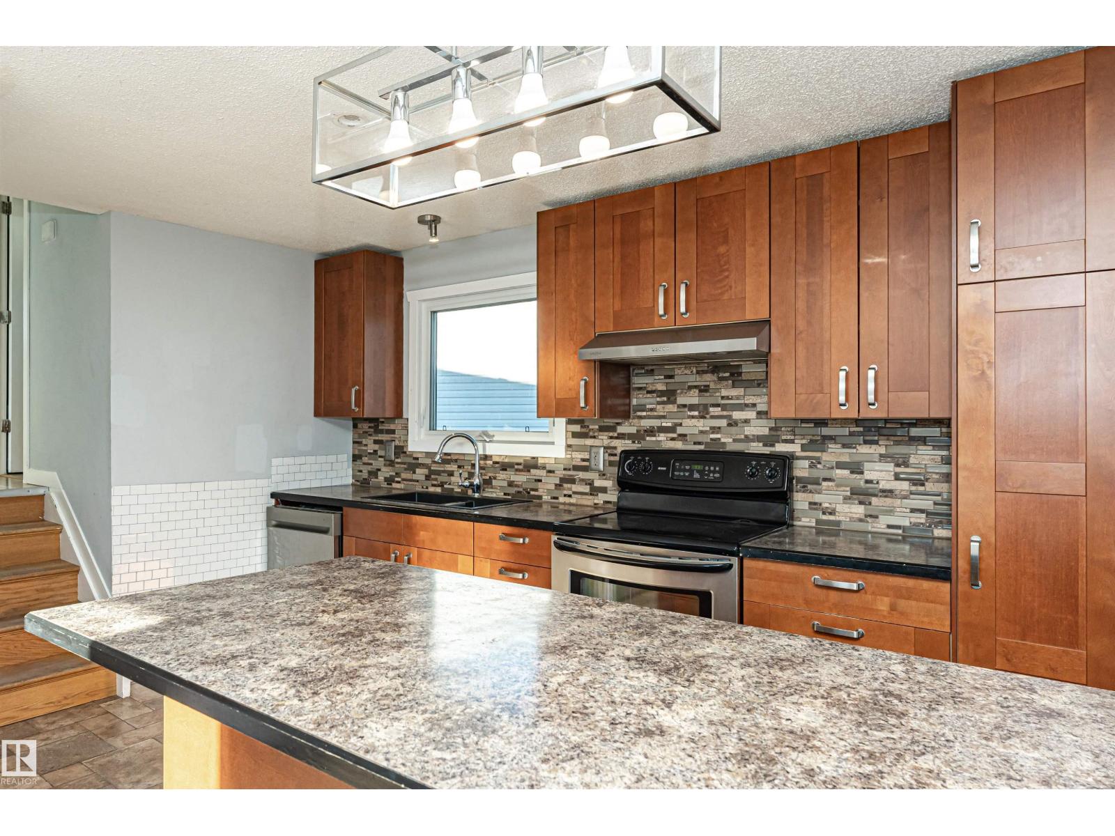 9009 102 Av, Morinville, Alberta  T8R 1B5 - Photo 15 - E4459925