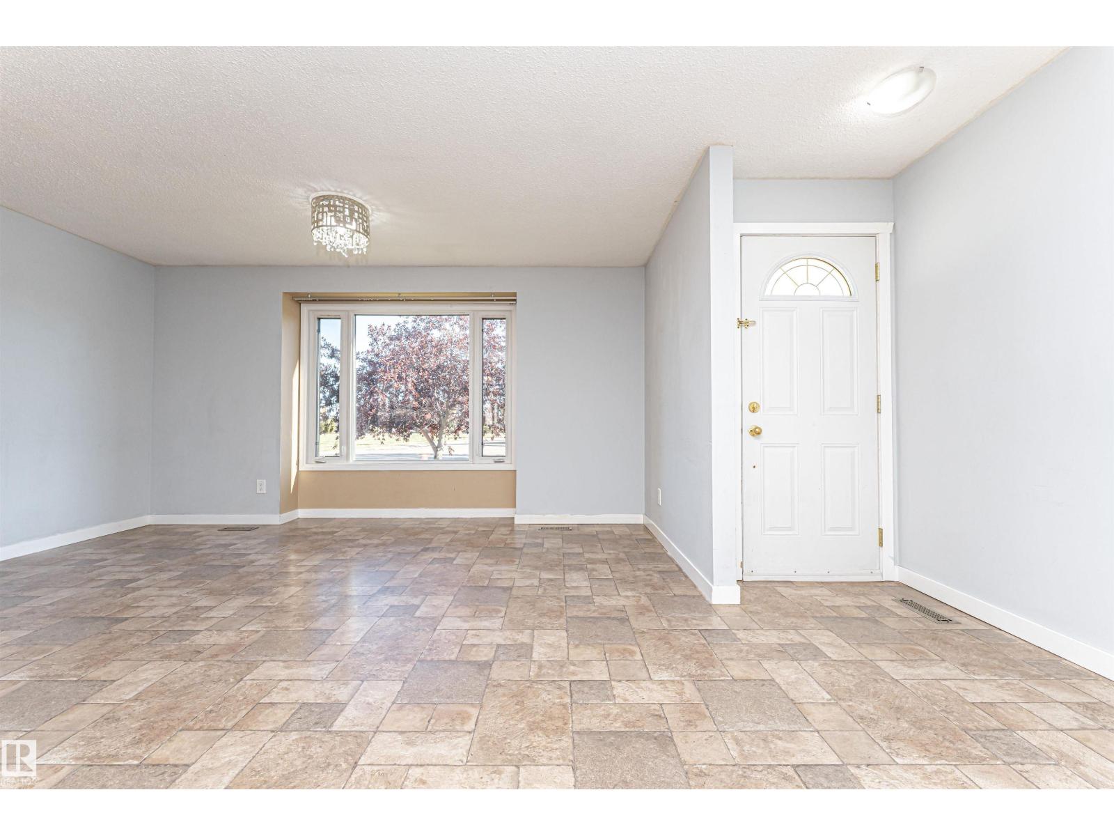 9009 102 Av, Morinville, Alberta  T8R 1B5 - Photo 6 - E4459925