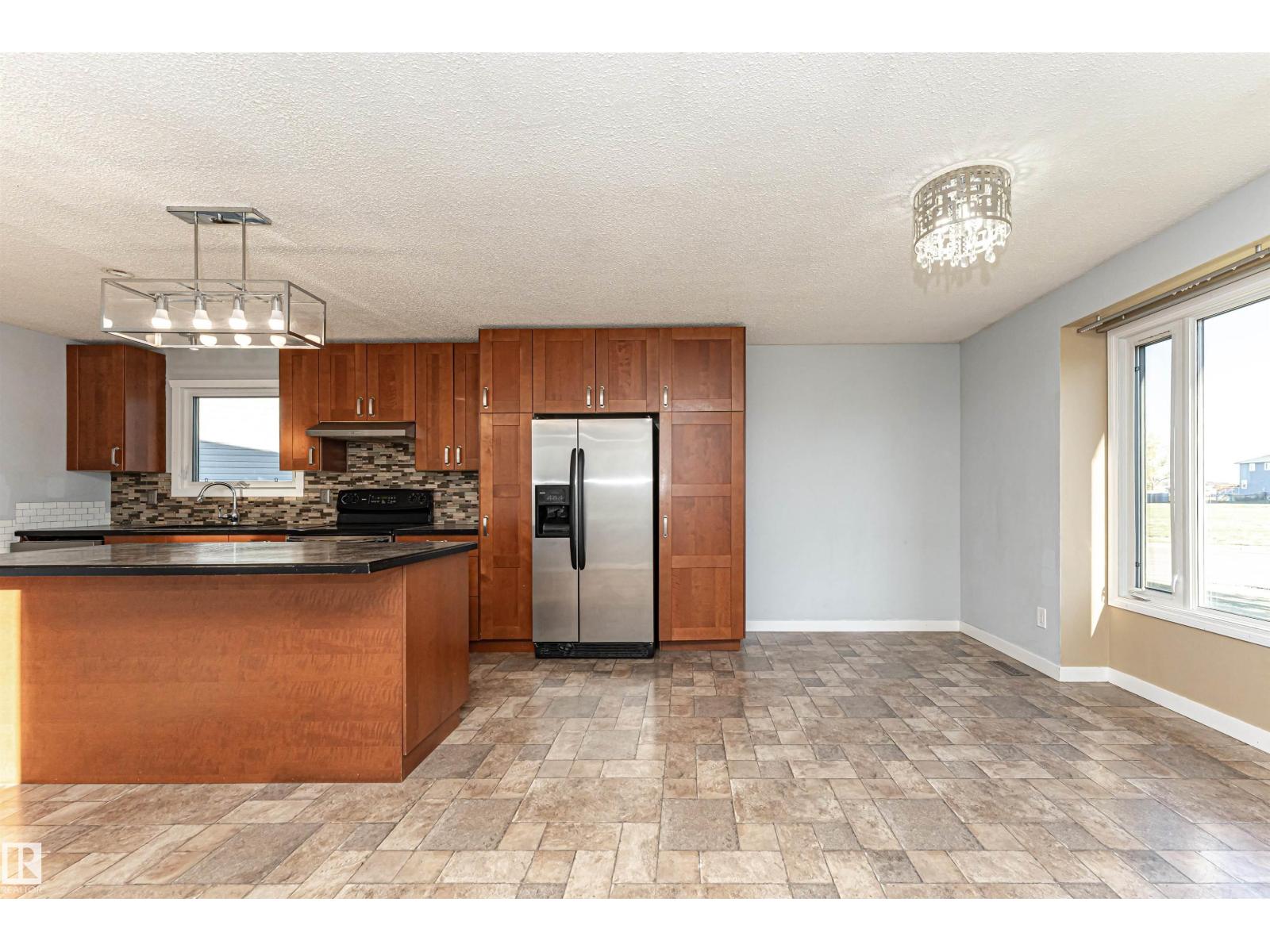 9009 102 Av, Morinville, Alberta  T8R 1B5 - Photo 7 - E4459925