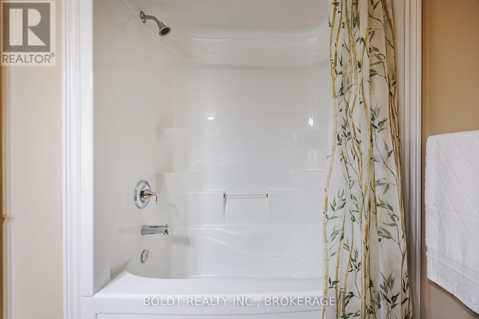 58 Videl Crescent N, St. Catharines, Ontario  L2S 2R4 - Photo 12 - X12431366