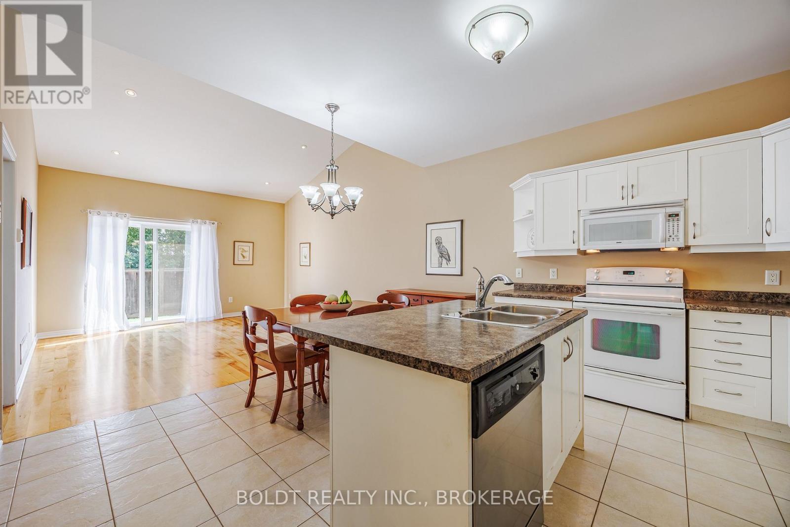 58 Videl Crescent N, St. Catharines, Ontario  L2S 2R4 - Photo 3 - X12431366