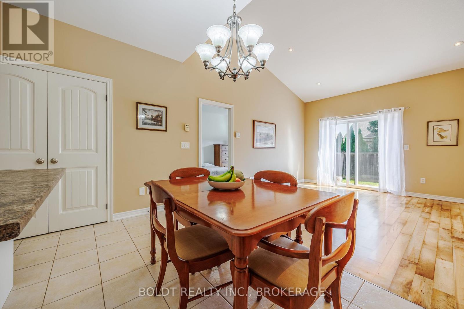 58 Videl Crescent N, St. Catharines, Ontario  L2S 2R4 - Photo 4 - X12431366