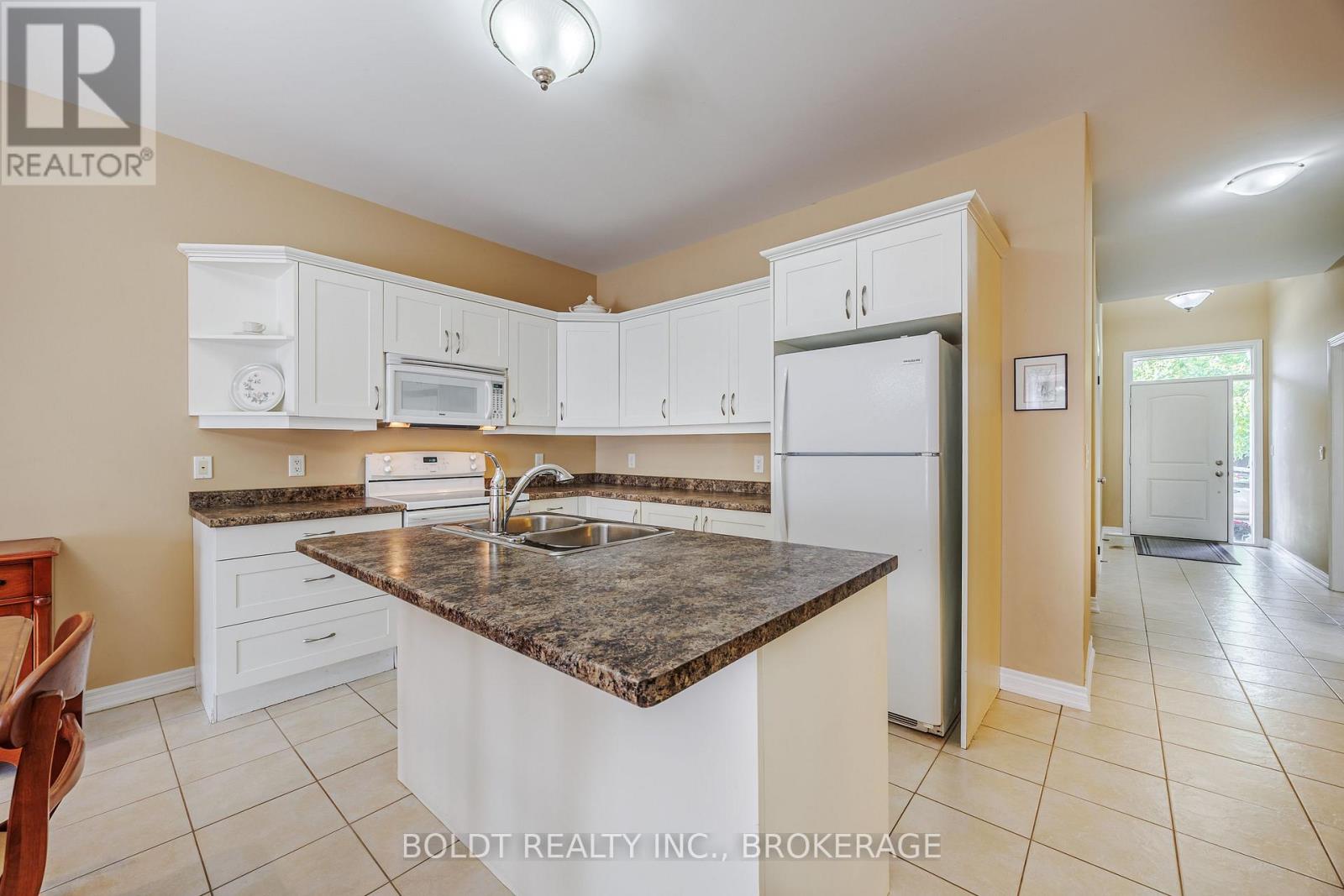 58 Videl Crescent N, St. Catharines, Ontario  L2S 2R4 - Photo 5 - X12431366