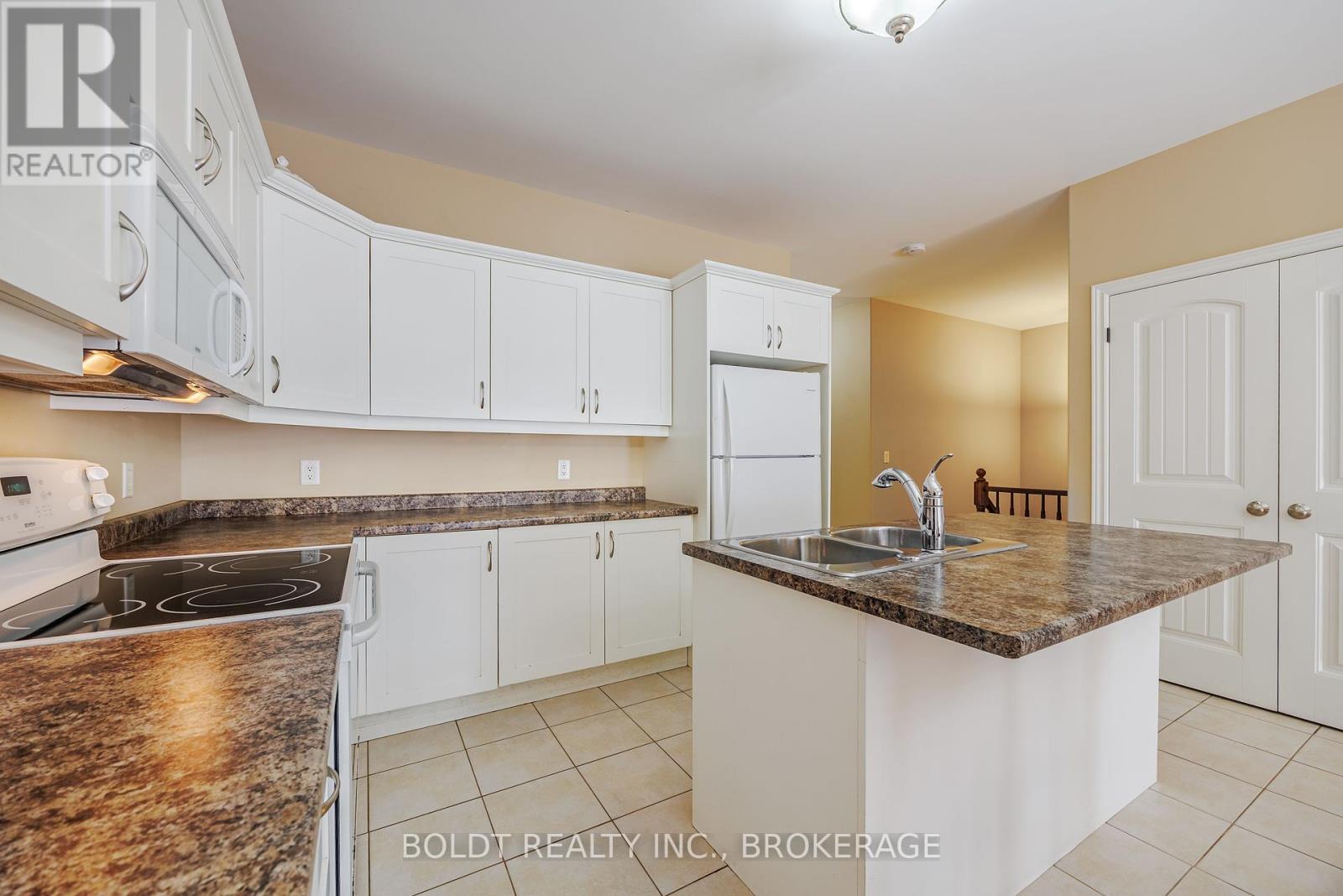 58 Videl Crescent N, St. Catharines, Ontario  L2S 2R4 - Photo 6 - X12431366