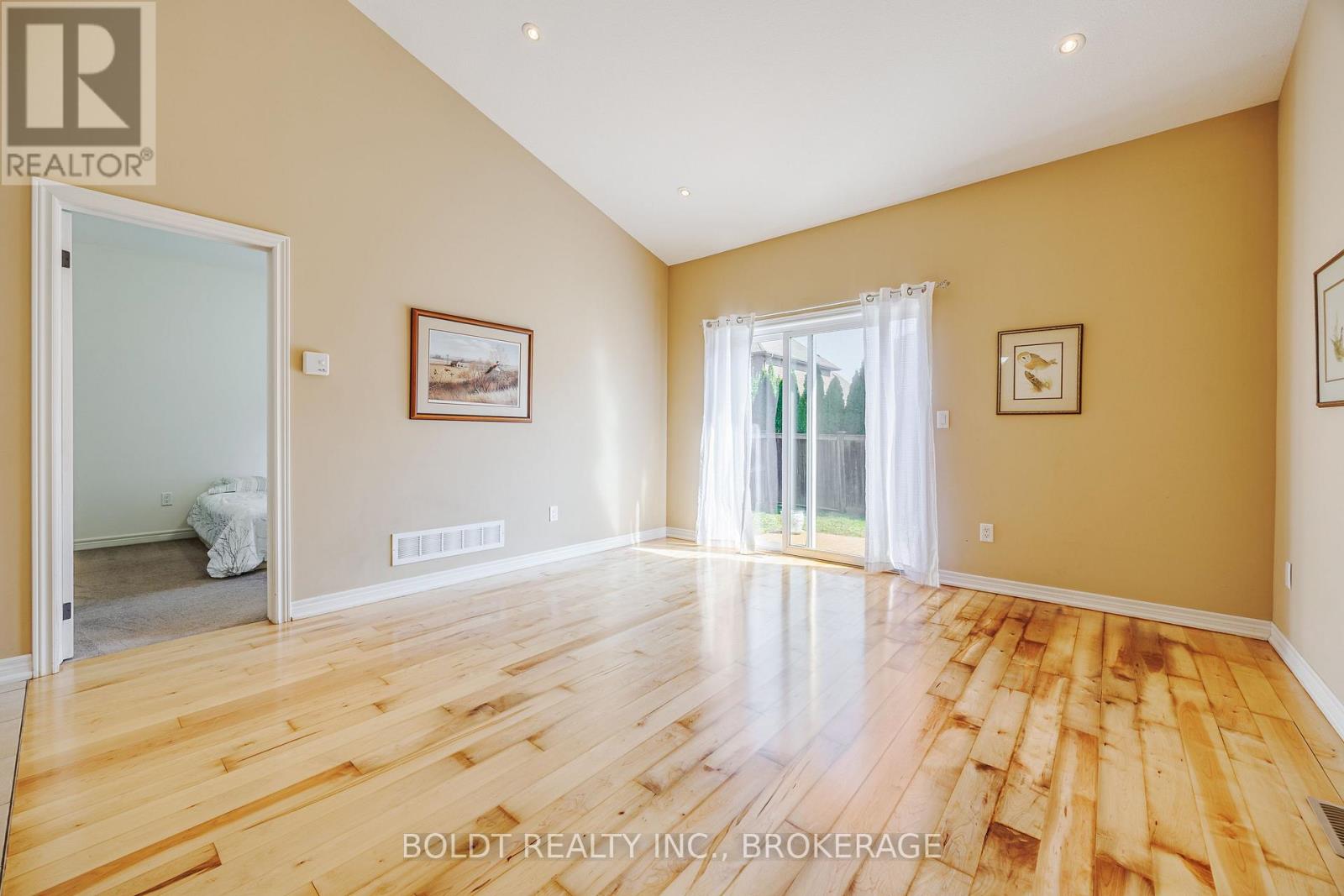 58 Videl Crescent N, St. Catharines, Ontario  L2S 2R4 - Photo 7 - X12431366