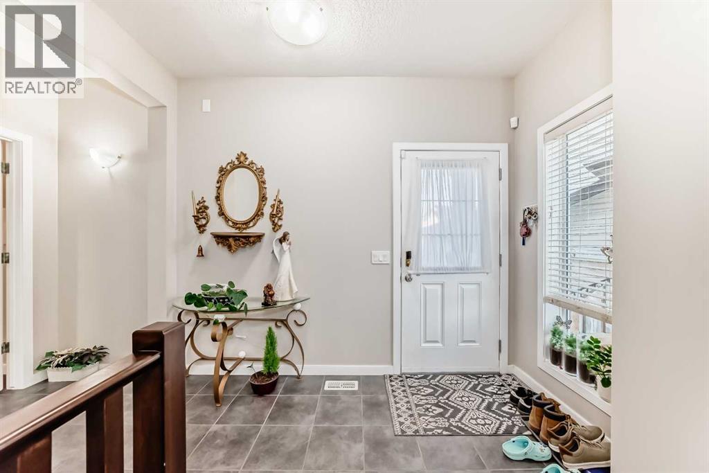28 Panton Court Nw, Calgary, Alberta  T3K 0X2 - Photo 4 - A2260610
