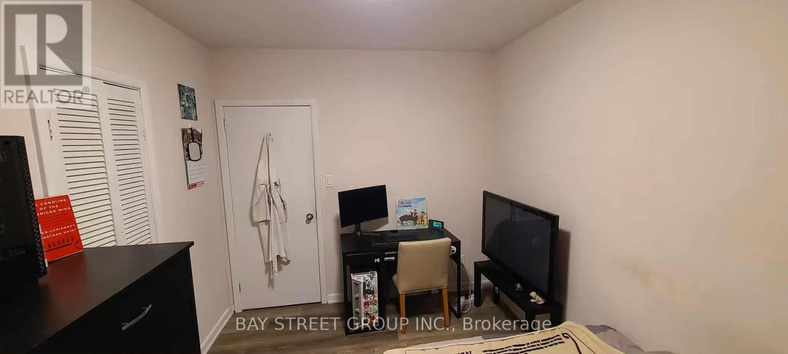 8 Storey Crescent, Toronto (Eringate-Centennial-West Deane), Ontario  M9B 3C8 - Photo 9 - W12431360