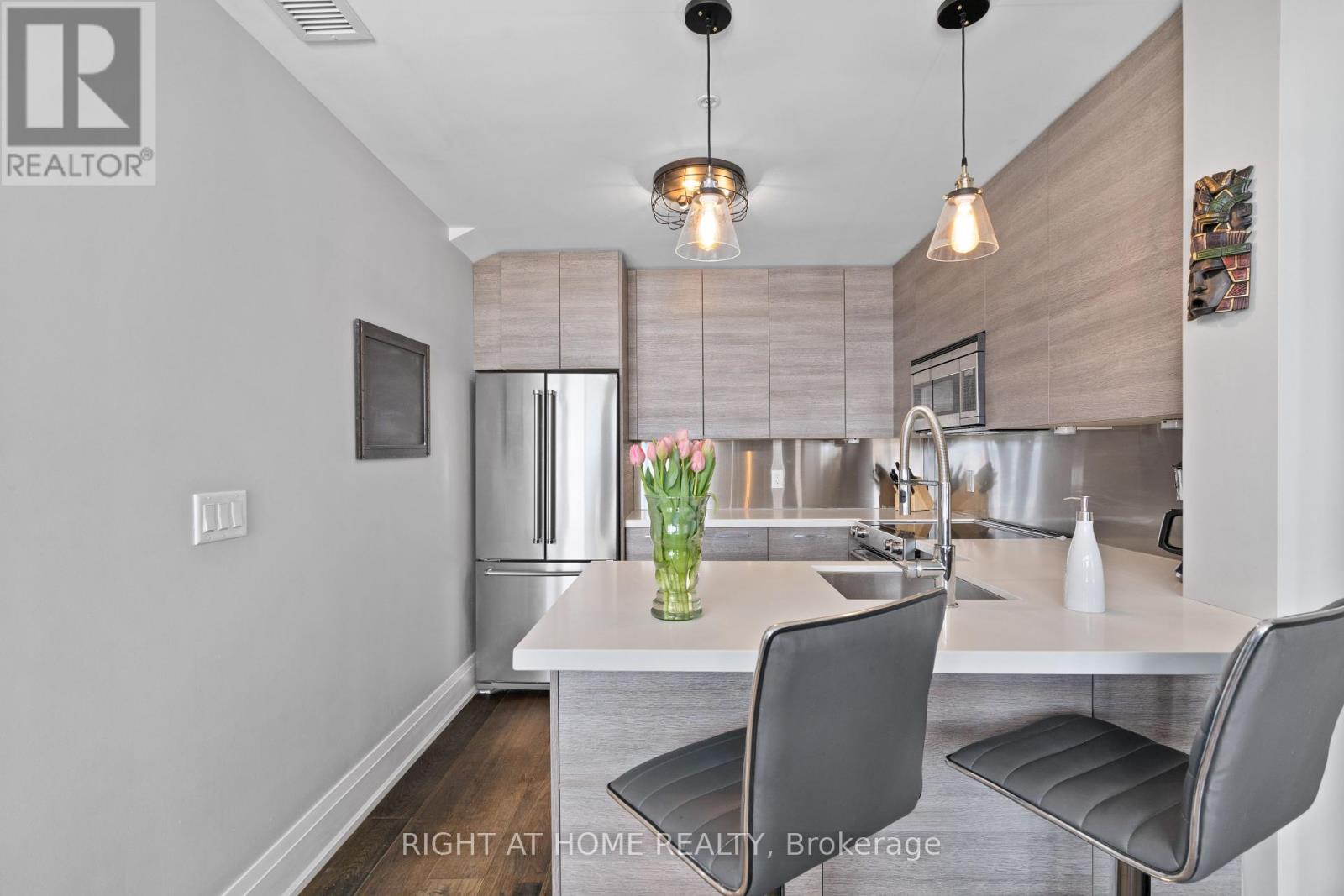 401 - 64 Wells Street, Aurora, Ontario  L4G 1S9 - Photo 10 - N12431386