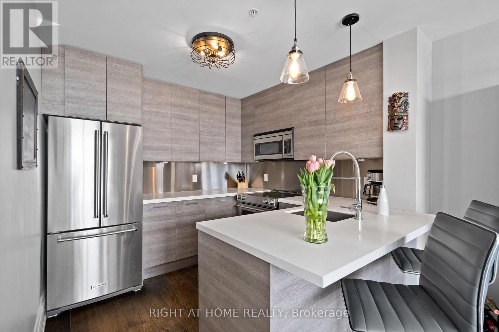 401 - 64 Wells Street, Aurora, Ontario  L4G 1S9 - Photo 11 - N12431386