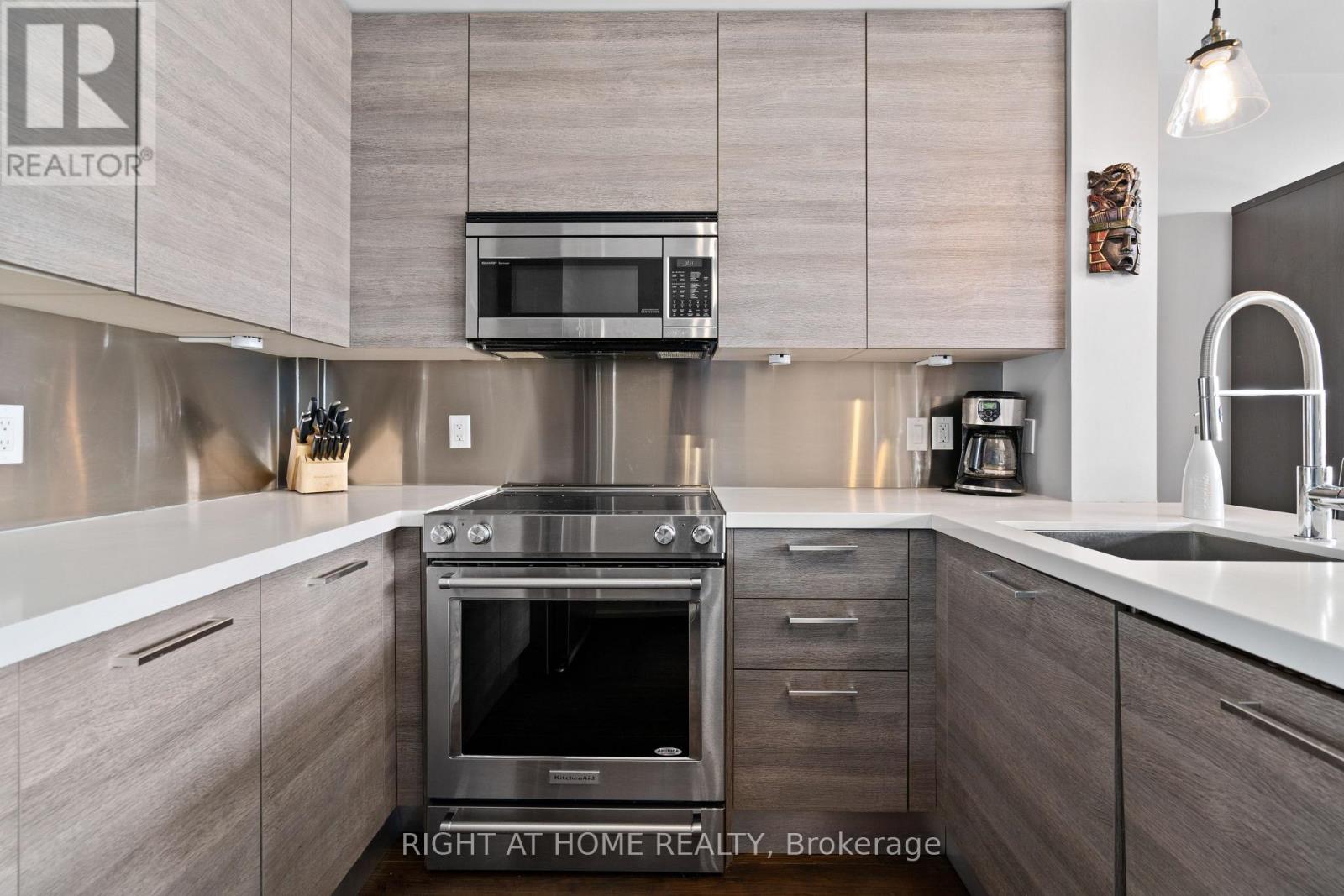 401 - 64 Wells Street, Aurora, Ontario  L4G 1S9 - Photo 12 - N12431386