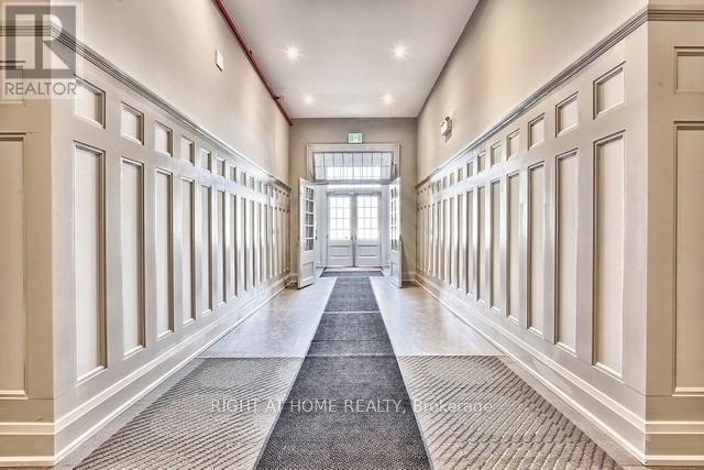 401 - 64 Wells Street, Aurora, Ontario  L4G 1S9 - Photo 4 - N12431386