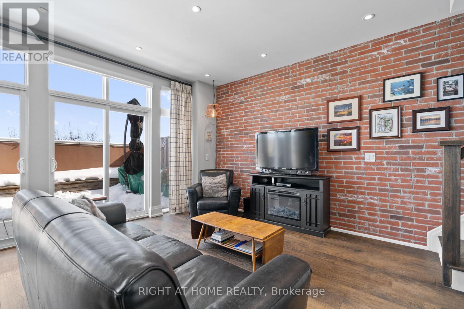 401 - 64 Wells Street, Aurora, Ontario  L4G 1S9 - Photo 6 - N12431386