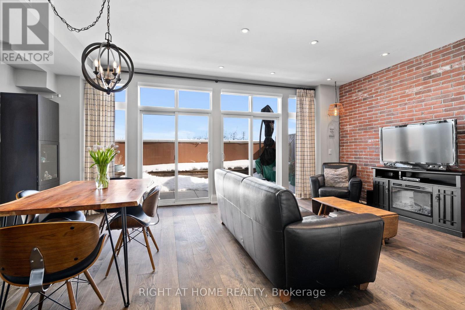 401 - 64 Wells Street, Aurora, Ontario  L4G 1S9 - Photo 8 - N12431386