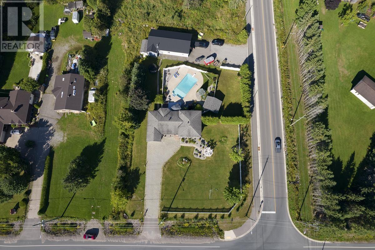1033 Black Rd, Sault Ste. Marie, Ontario  P6A 6J8 - Photo 2 - SM252417