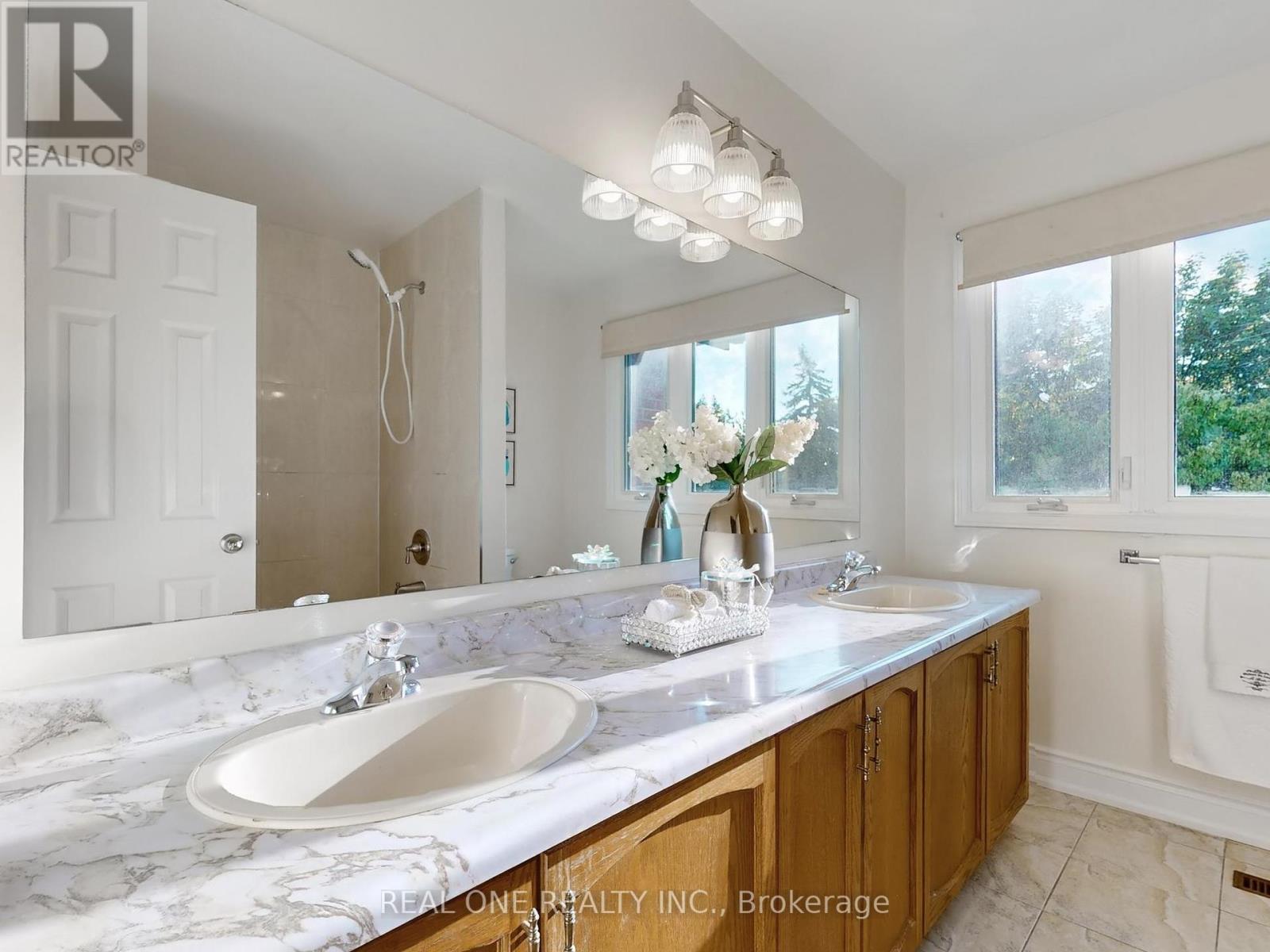 355 Church Street S, Richmond Hill, Ontario  L4C 8G3 - Photo 13 - N12428799