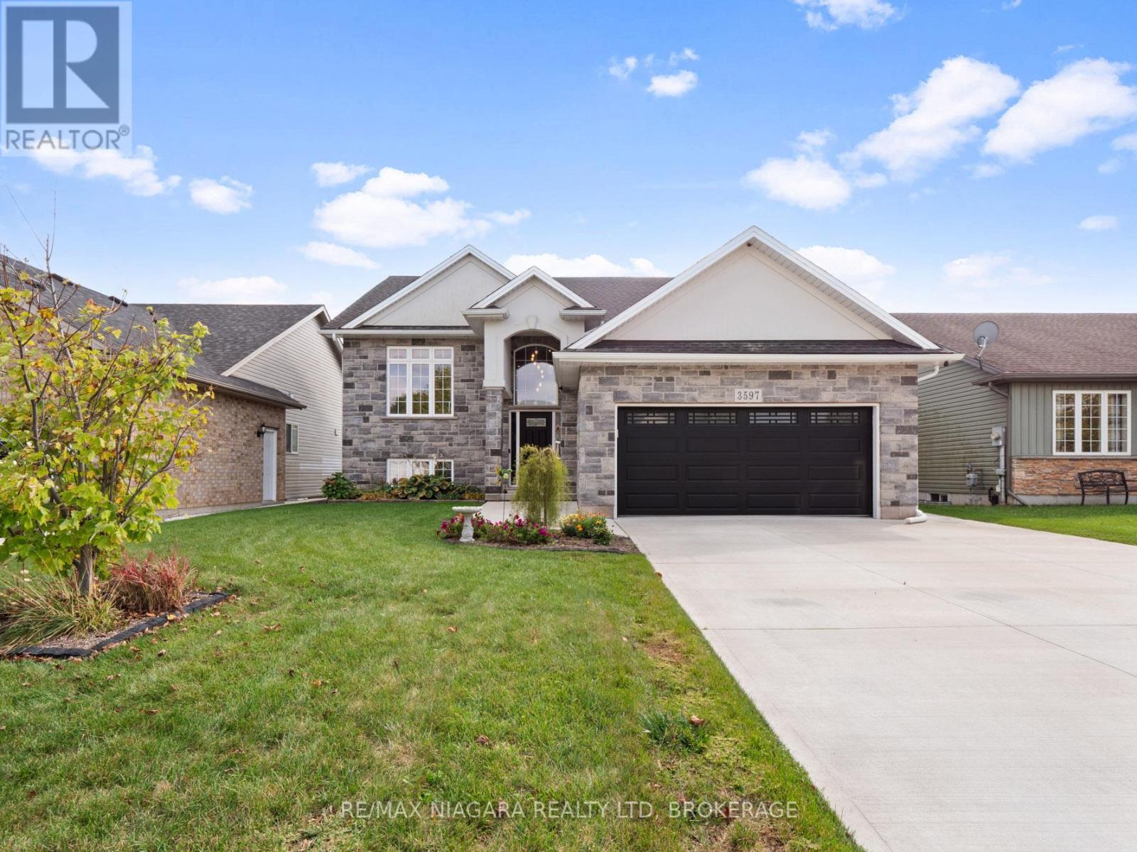 3597 Carver Street, Fort Erie (Stevensville), Ontario  L0S 1S0 - Photo 1 - X12431403