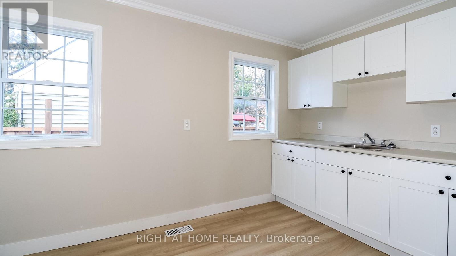 11 Newton Street, Barrie, Ontario  L4M 3N2 - Photo 10 - S12431407